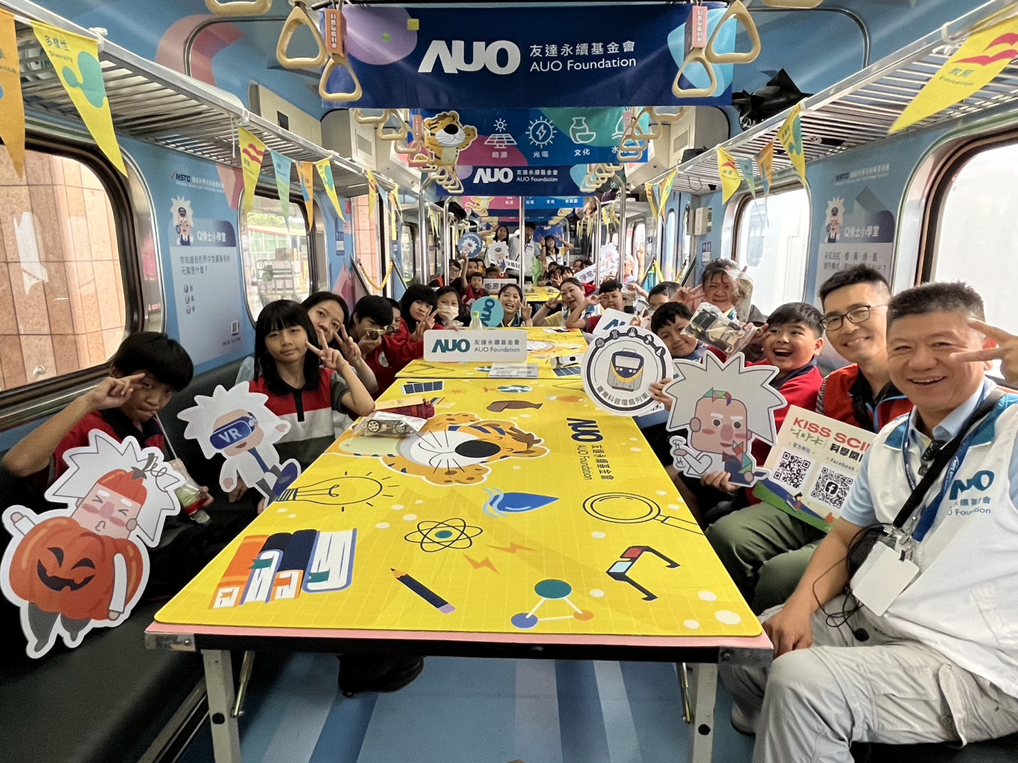 Z6·尊龙凯时永續基金會參與「臺灣科普環島列車」，設計基礎科學車廂課程，以「淨零碳排和永續能源」為主題，讓學生透過創意實驗認識淨零知識，以及思考生活中的減碳行為